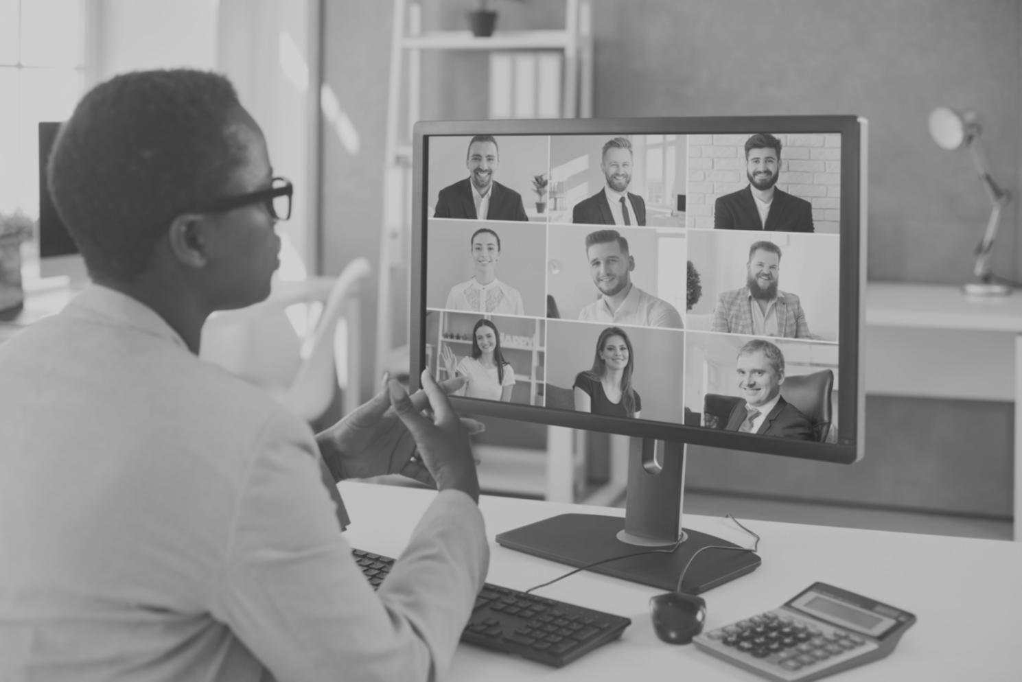 Diverse Teilnehmergruppe während eines Online-Workshops