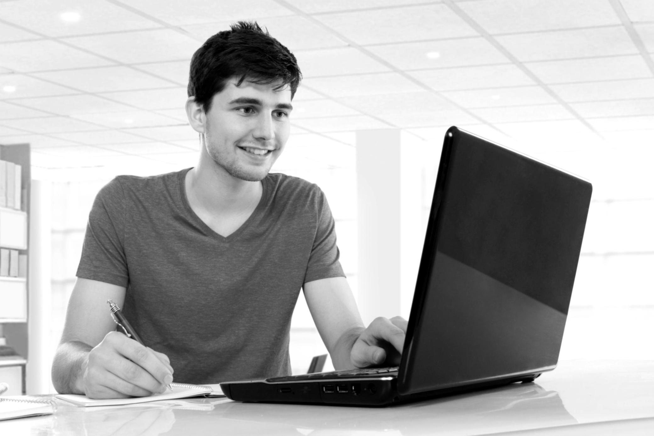 Professionelle Kursaufzeichnung in modernem Studio mit technischer Ausrüstung